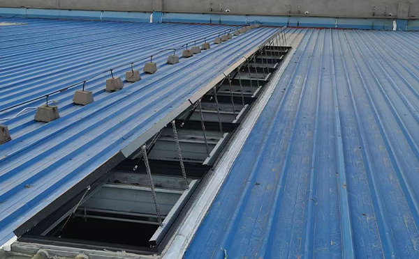 某城市大型商业综合体中庭子长排烟窗工程