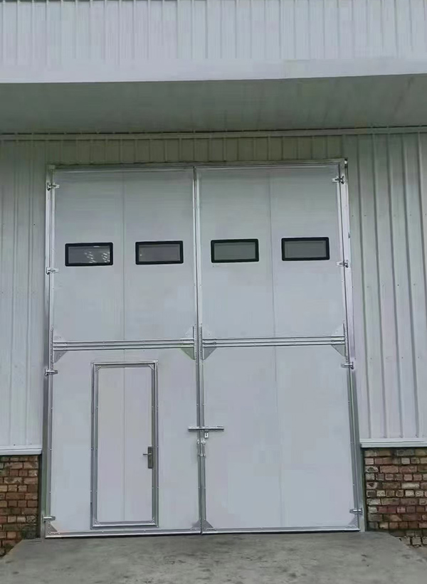 子长工业门在设备装配车间出入口的实施记录